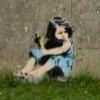 Une oeuvre située à Bristol en Grande-Bretagne, attribuée à l'artiste Banksy, qui représente la fille du producteur Simon Egan avec l'Oscar pour Le Discours d'un roi, avant qu'elle ne le brise