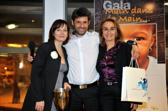 Cécilia Hornus, le journaliste Georges Mallart organisateur du gala et Mme D. Milon, Maire de Cassis, au Gala Main dans la main autour du Monde 2011, à Cassis le 5 mars 2011