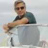 Le beau George Clooney, lunette et cheveux au vent. 