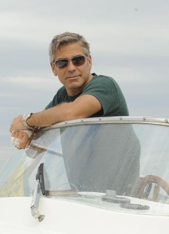 Le beau George Clooney, lunette et cheveux au vent. 
