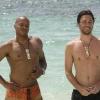 Les deux acteurs de Scrubs : Zach Braff et Donald Faison à la plage lors d'un épisode de Scrubs. 