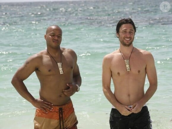 Les deux acteurs de Scrubs : Zach Braff et Donald Faison à la plage lors d'un épisode de Scrubs. 