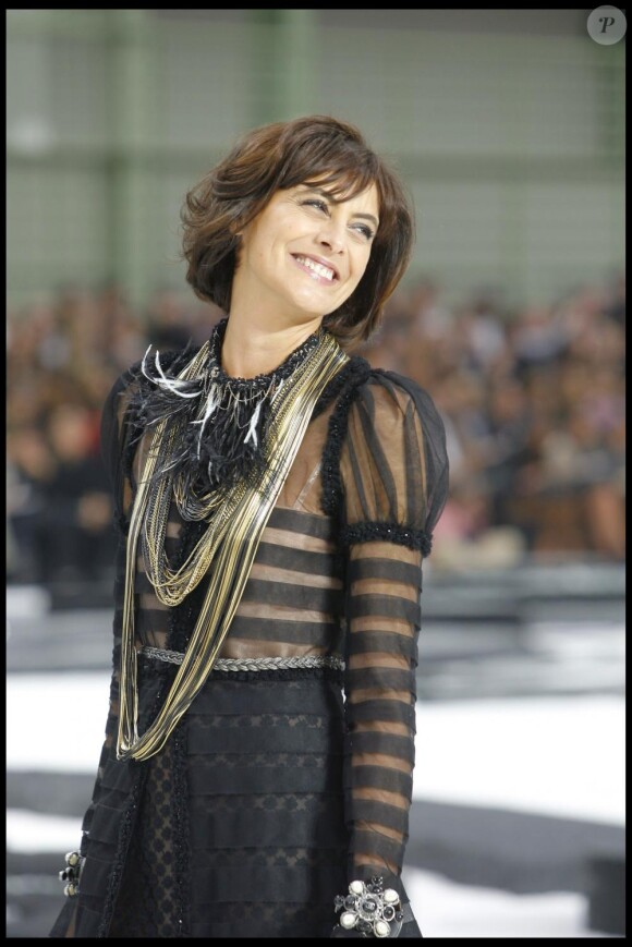 Inès de la Fressange défile pour Chanel en octobre 2010.
