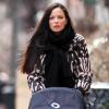 Georgina Chapman se promène avec sa fille India, à New York, le 13 mars 2011.