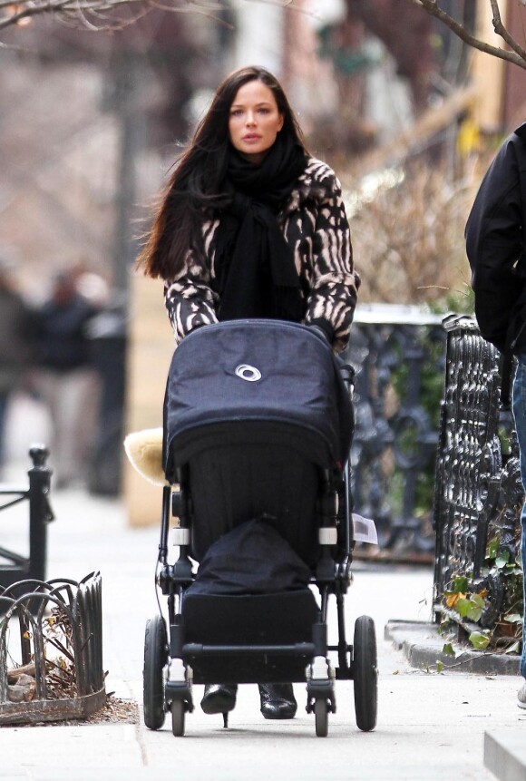 Georgina Chapman se promène avec sa fille India, à New York, le 13 mars 2011.