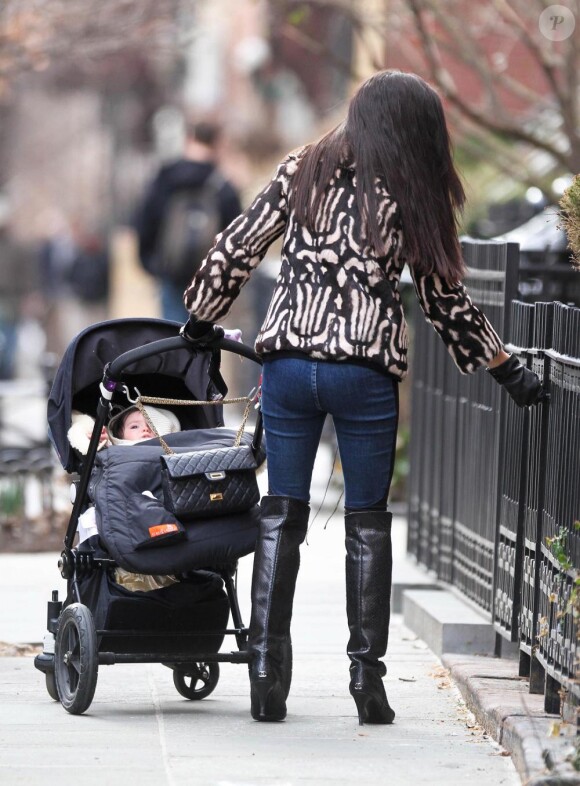 Georgina Chapman se promène avec sa fille India, à New York, le 13 mars 2011.