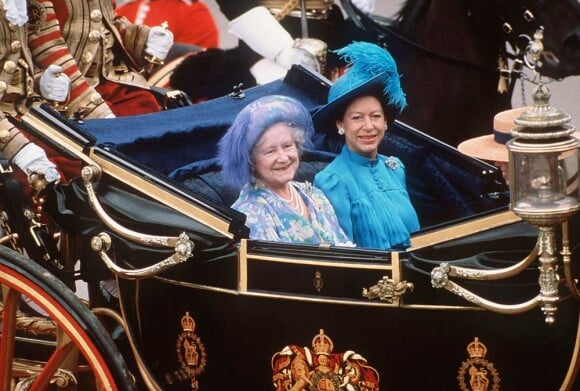 La regrettée reine mère, décédée en 2002, était une mélomane accomplie et surprenante ! (photo : en 1981 avec sa fille la princesse Margaret, en route pour le mariage du prince Charles)