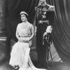 La regrettée reine mère, décédée en 2002, était une mélomane accomplie et surprenante ! (photo : 1937, portrait officiel du couronnement de George VI, son mari)
