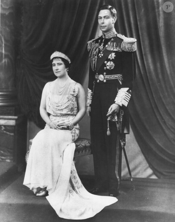 La regrettée reine mère, décédée en 2002, était une mélomane accomplie et surprenante ! (photo : 1937, portrait officiel du couronnement de George VI, son mari)