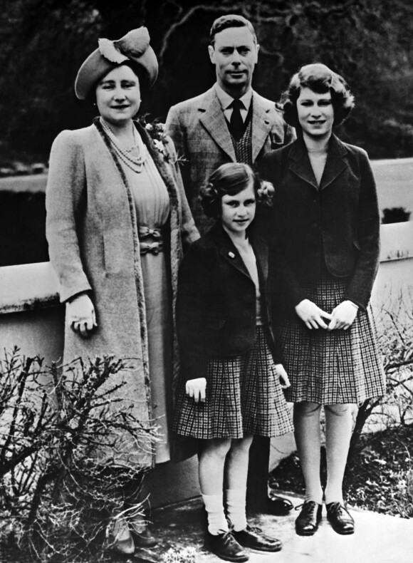 La regrettée reine mère, décédée en 2002, était une mélomane accomplie et surprenante ! (photo : en 1947, avec son mari le roi George VI et leurs filles, Margaret et Elizabeth)