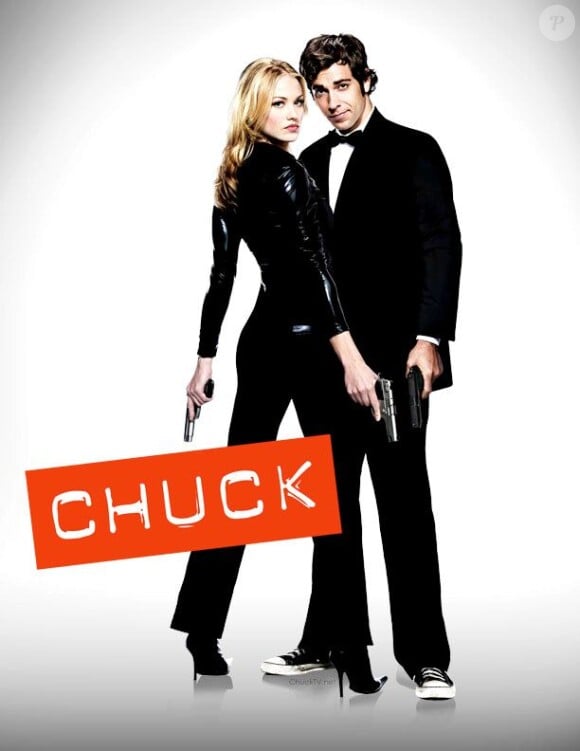 Photo promo de la série Chuck. Sur cette photo, Chuck loser informaticien a tout d'un agent secret. 