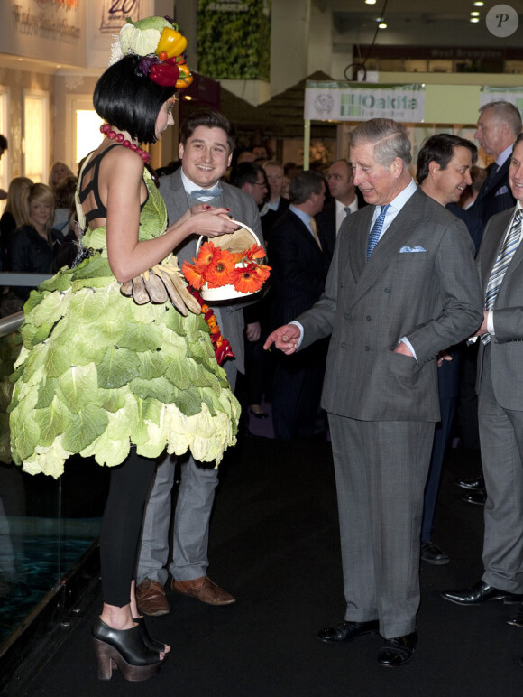 Le prince Charles visite la demeure du Prince créée pour le salon de la maison idéale à Londres le 17 mars 2011 : il rencontre la femme-légume !