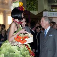 Le prince Charles sous le charme... d'une étrange femme-légume !