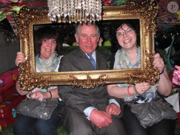 Le prince Charles visite la demeure du Prince créée pour le salon de la maison idéale à Londres le 17 mars 2011