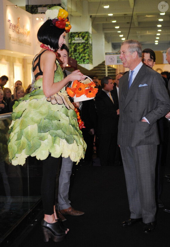 Le prince Charles visite la demeure du Prince créée pour le salon de la maison idéale à Londres le 17 mars 2011 : il rencontre la femme-légume !