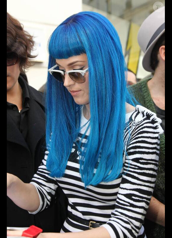 Katy Perry, faisant du shopping chez Colette. Elle s'investit beaucoup pour le Japon. 