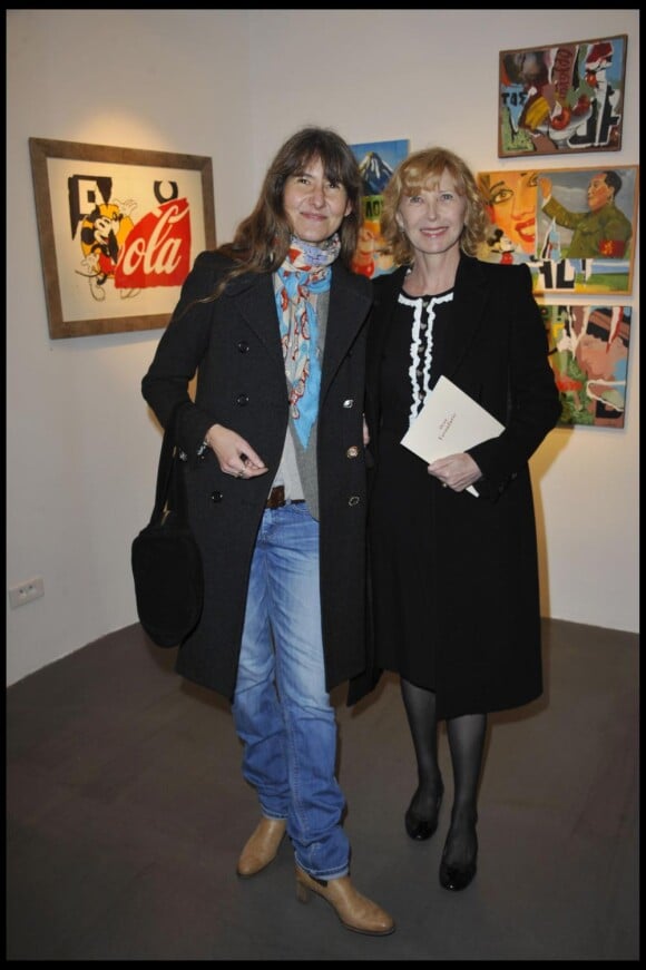 Laetitia Masson et Aurore, épouse de Dean Tavoularis, à la galerie parisienne Catherine Houard, lors de l'exposition "Magicien d'Hollywood, le cinéma dans la peinture, la peinture dans le cinéma". 17/03/2011