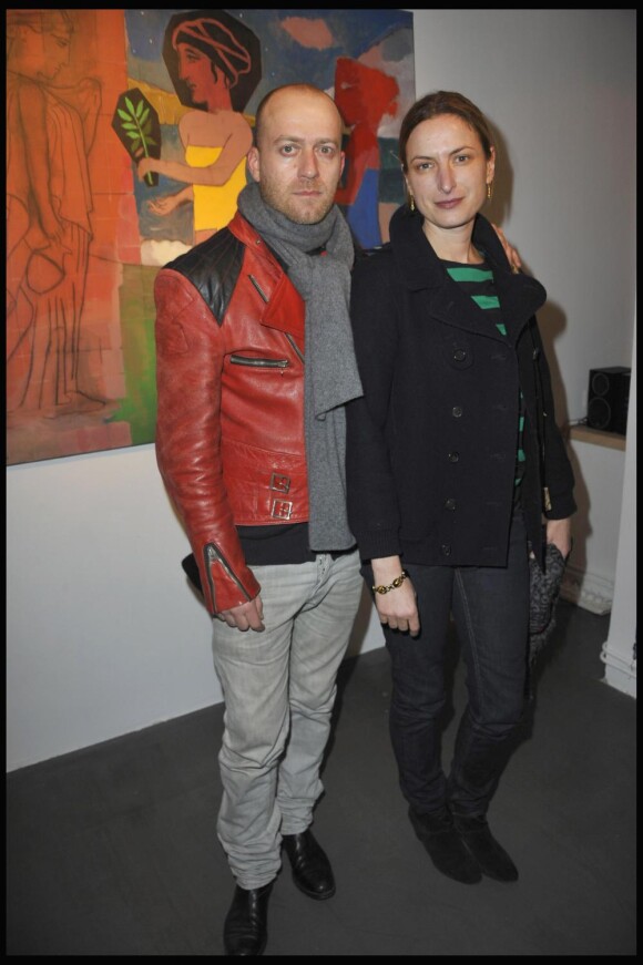 Zoe Cassavetes et son époux Sébastien Chenut à la galerie parisienne Catherine Houard, lors de l'exposition "Magicien d'Hollywood, le cinéma dans la peinture, la peinture dans le cinéma". 17/03/2011