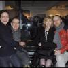 Zoe Cassavetes et Dean Tavoularis, aux côtés d'Aurore et de Sébastien Chenut à la galerie parisienne Catherine Houard, lors de l'exposition "Magicien d'Hollywood, le cinéma dans la peinture, la peinture dans le cinéma". 17/03/2011