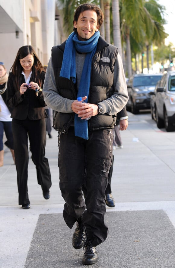 Adrien Brody lors du tournage de Minuit à Paris