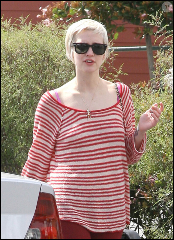 Ashlee Simpson, récemment divorcée de Pete Wentz, fait des courses avec son fils Bronx et sa maman Tina.