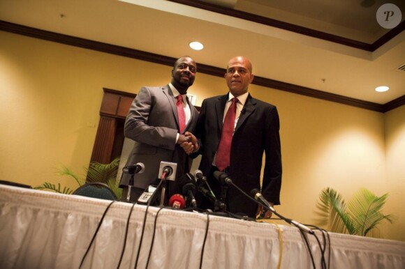 Wyclef Jean et le candidat à la présidentielle en Haïti Michelle Martelly lors d'une conférence de presse en février 2011