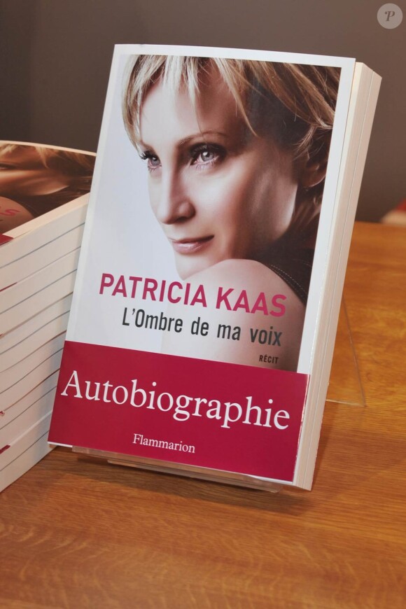 Patricia Kaas présente son autobiographie baptisée L'Ombre de ma voix, aux éditions Flammarion. Salon du livre, le 19 mars 2011
