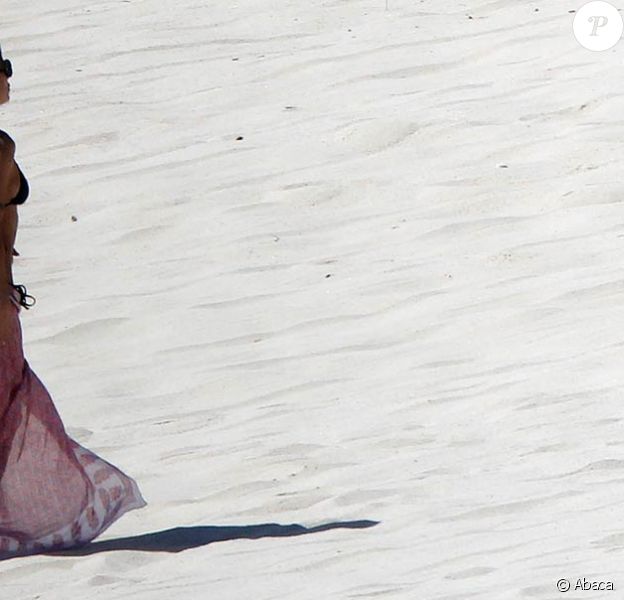 Elisabetta Canalis sous le soleil de Mexico, en mars 2011.