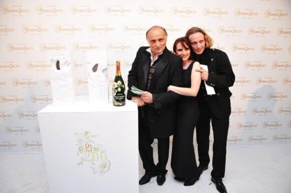 Daniel Mesguich, sa fille Sarah et son fils William au bicentenaire de la Maison Perrier-Jouët, à Paris, le 21 mars 2011.