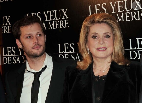 Avant-première Les Yeux de sa mère, à Paris, le 22 mars 2011 : Catherine Deneuve et Nicolas Duvauchelle.