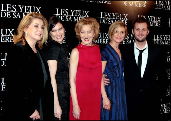 Avant-première Les Yeux de sa mère, à Paris, le 22 mars 2011 : Catherine Deneuve, Géraldine Pailhas, Marisa Paredes et Marina Foïs et Nicolas Duvauchelle.