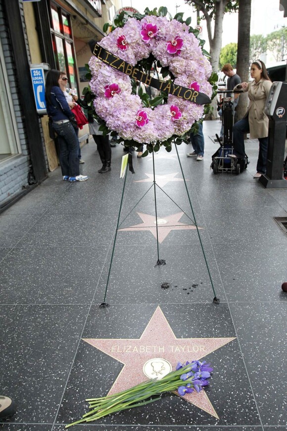 L'étoile d'Elizabeth Taylor sur le "Walk of Fame" d'Hollywood Boulevard, à Los Angeles, le 23 mars 2011.