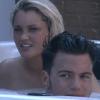Aurélie et Kevin dans le bain à remous dans Carré Viiip
