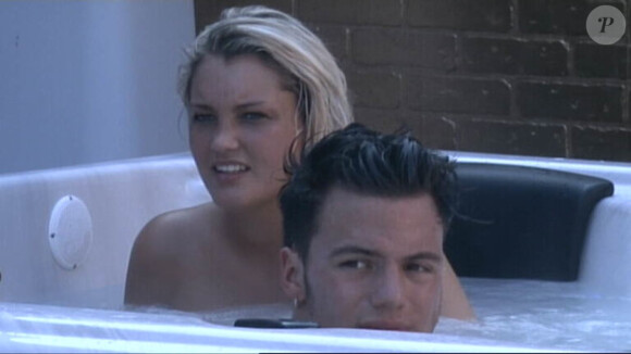 Aurélie et Kevin dans le bain à remous dans Carré Viiip