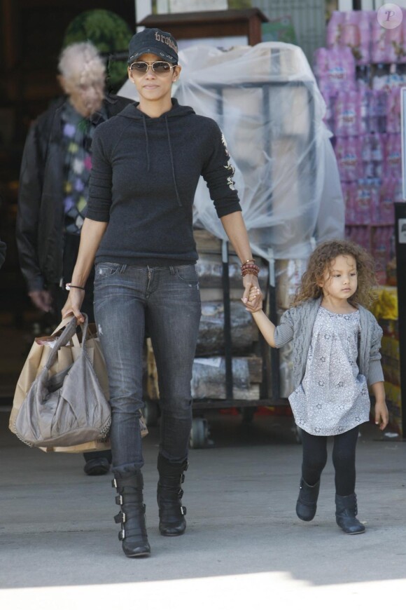 Halle Berry fait son marché au Bristol Farm Market, à Beverly Hills avec sa jolie poupée, vendredi 25 mars. 