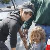 Halle Berry fait son marché au Bristol Farm Market, à Beverly Hills avec sa jolie poupée, vendredi 25 mars. 