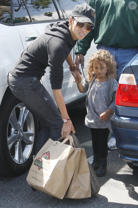 Halle Berry fait son marché au Bristol Farm Market, à Beverly Hills avec sa jolie poupée, vendredi 25 mars. 