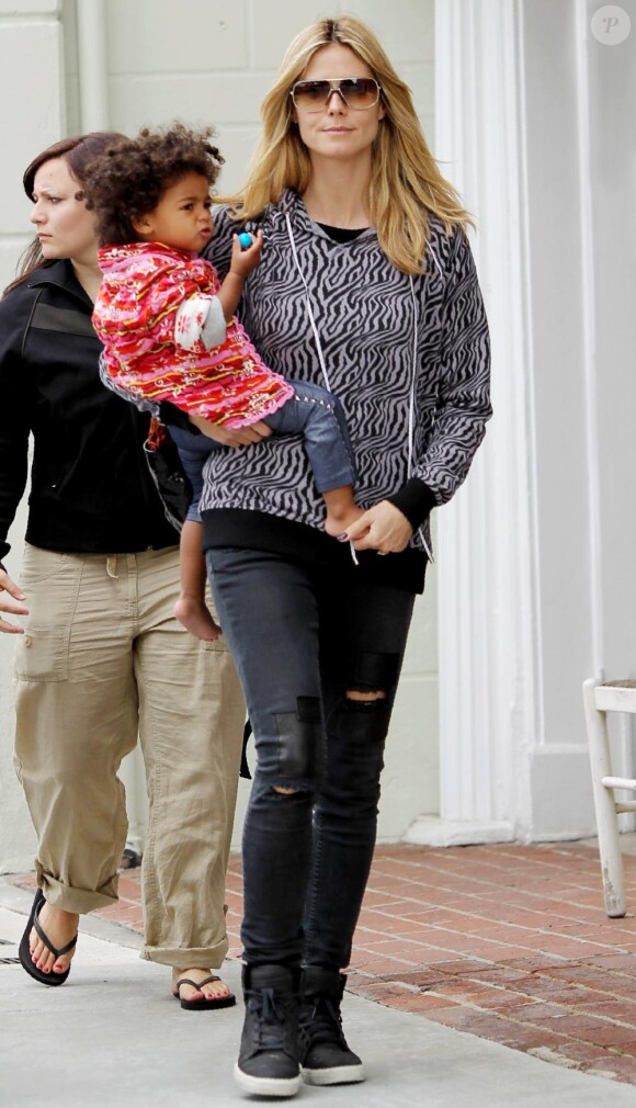 Heidi Klum et sa mère, promènent ses enfants, Leni, Lou, Henry, Johan à Los Angeles le 26 mars 2011