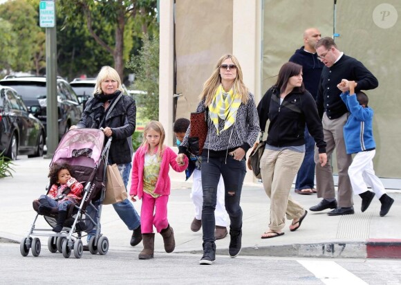 Heidi Klum et sa mère, promènent ses enfants, Leni, Lou, Henry, Johan à Los Angeles le 26 mars 2011