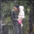 Nicole Kidman, Keith Urban et leur petite Sunday Rose, deux ans, tentent d'échapper à la pluie, et de regagner leur voiture au plus vite, dimanche 20 mars à Los Angeles.