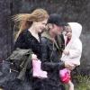 Nicole Kidman, Keith Urban et leur petite Sunday Rose, deux ans, tentent d'échapper à la pluie, et de regagner leur voiture au plus vite, dimanche 20 mars à Los Angeles.