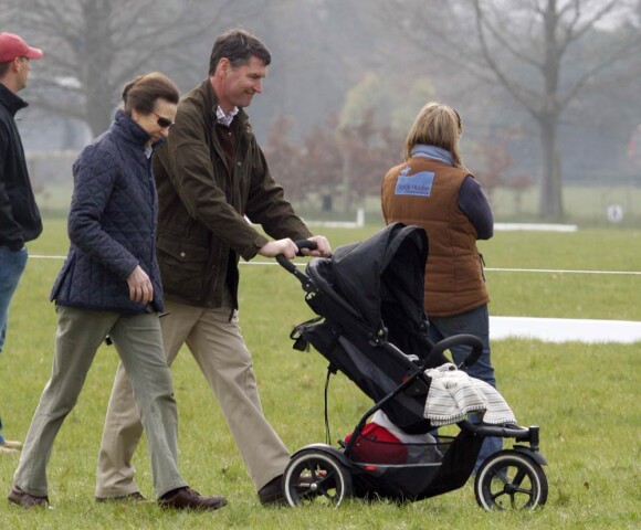 Le 26 mars 2011, à Gatcombe, fief du clan de la princesse Anne, la petite Savannah, fille de Peter et Autumn Phillips et arrière-petite-fille de la reine, faisait sa première sortie, à 3 mois. La princesse Anne et son époux Tim (photo), ravis.