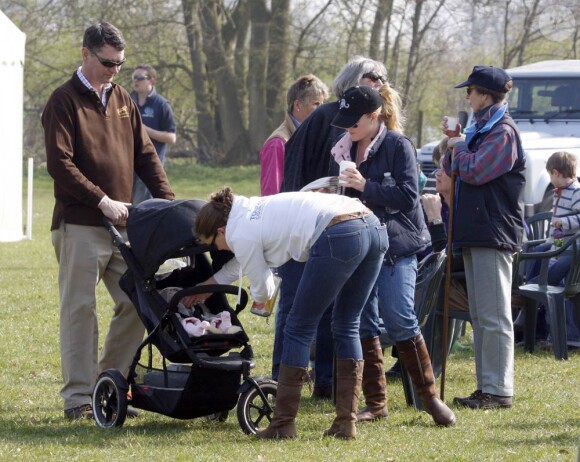 Le 26 mars 2011, à Gatcombe, fief du clan de la princesse Anne, la petite Savannah, fille de Peter et Autumn Phillips et arrière-petite-fille de la reine, faisait sa première sortie, à 3 mois.