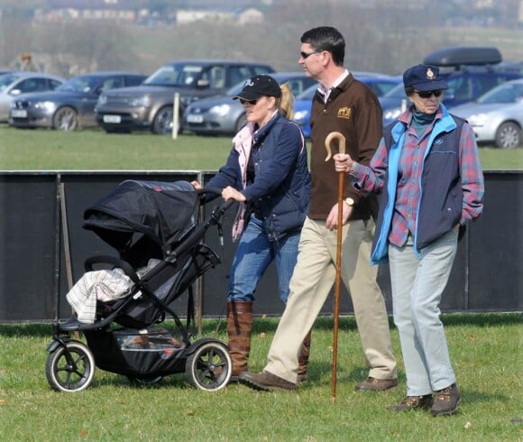 Le 26 mars 2011, à Gatcombe, fief du clan de la princesse Anne, la petite Savannah, fille de Peter et Autumn Phillips et arrière-petite-fille de la reine, faisait sa première sortie, à 3 mois. Anne et Tim avec leur belle-fille et leur petite-fille.