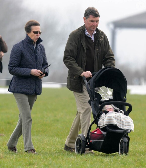 Le 26 mars 2011, à Gatcombe, fief du clan de la princesse Anne, la petite Savannah, fille de Peter et Autumn Phillips et arrière-petite-fille de la reine, faisait sa première sortie, à 3 mois.
