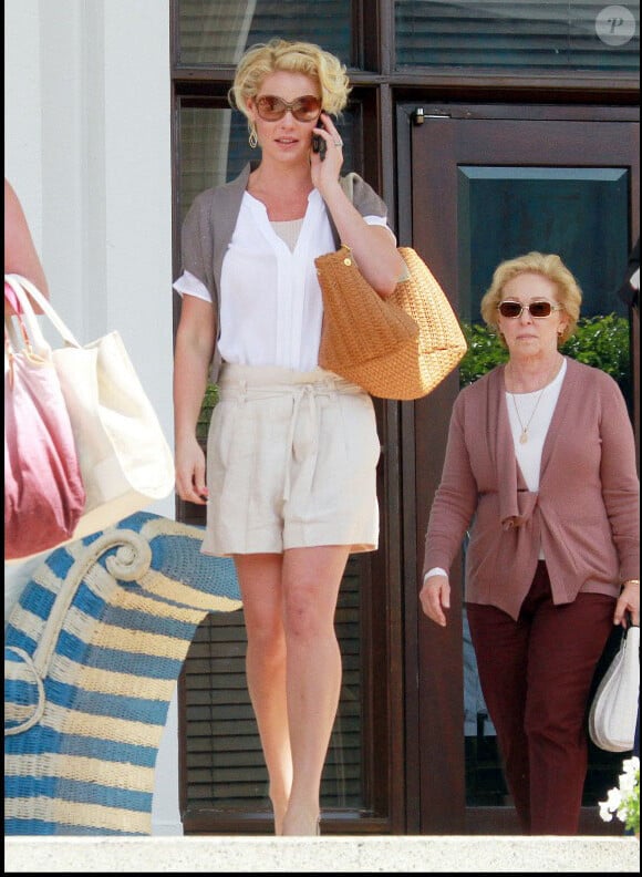 Katherine Heigl fait du shopping avec sa mère à Miami le 20 mars 2011