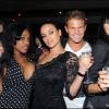 Clara (Qui veut épouser mon fils ?), Samira (Qui veut épouser mon fils ?), Mister France 2011 et Astrid Poubelle (Les Anges de la Télé-Réalité), lors d'une soirée au Six Seven (Paris), jeudi 31 mars.