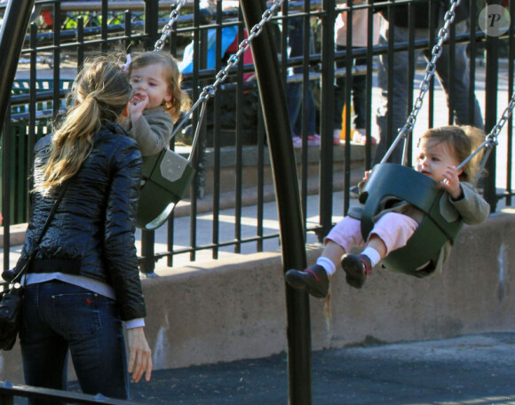 Sarah Jessica Parker s'amuse avec ses jumelles au parc (2 avril à New York)