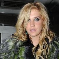 Kesha : Elle teste la "peinture sur soi" et raconte ses rêves avec Lady Gaga !