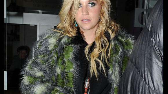Kesha : Elle teste la "peinture sur soi" et raconte ses rêves avec Lady Gaga !
